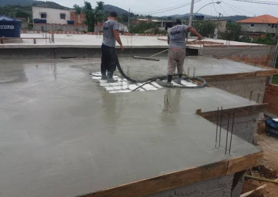 Aplicação de concreto usinado em obra na região de Contagem